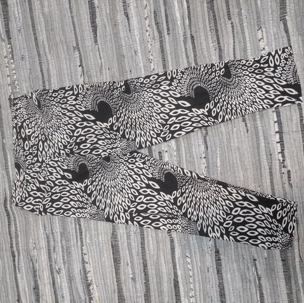 Thin Black and White Yoga Capris
